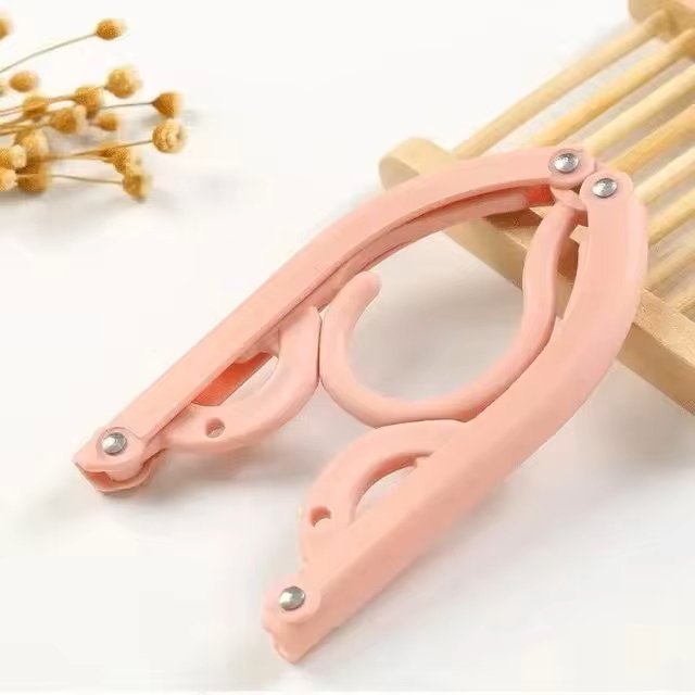 cintre-pliable-pour-voyage-rose