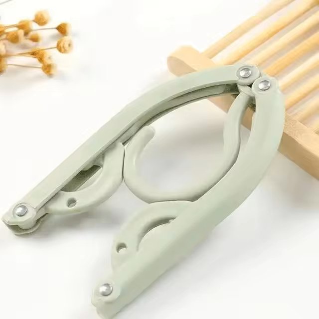 cintre-pliable-pour-voyage-vert