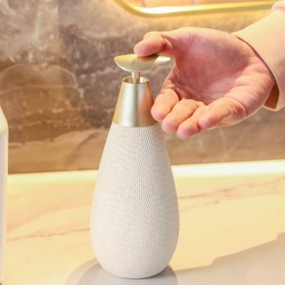 distributeur-savon-pousse