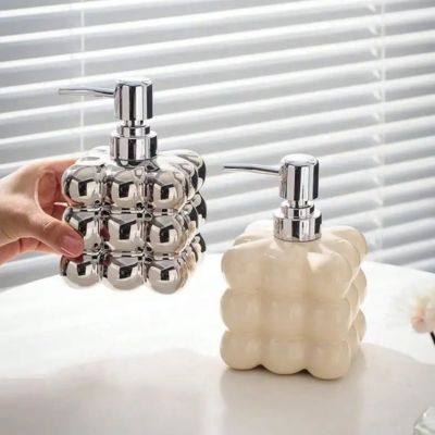 distributeur-de-savon-femme