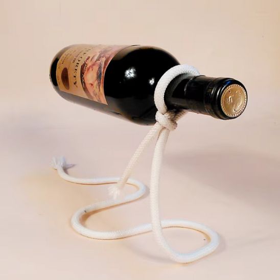 range-bouteilles-de-vin-corde-levitation