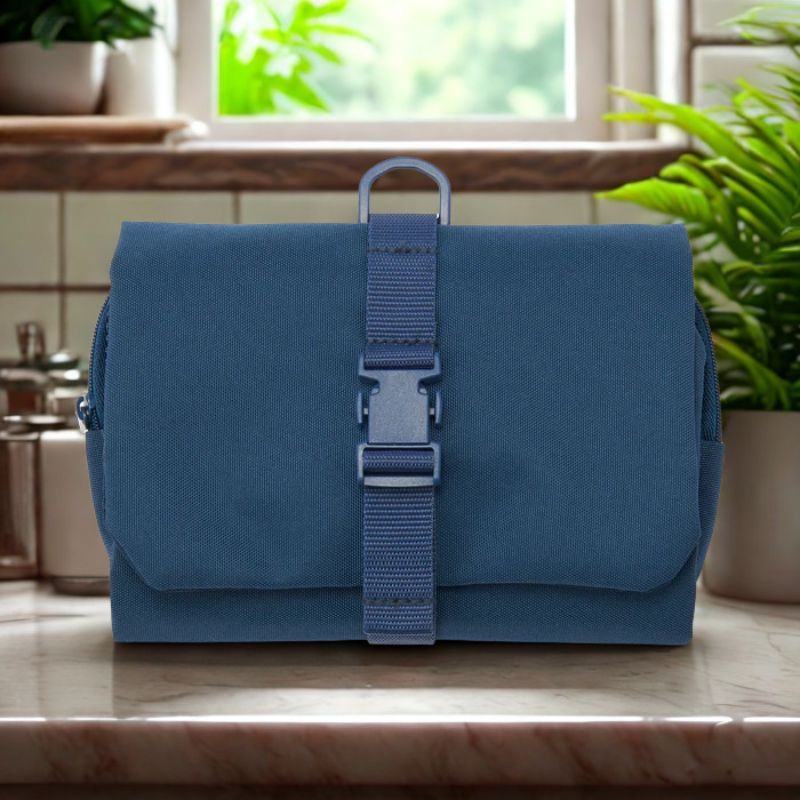 trousse-de-toilette-homme-bleue-suspension